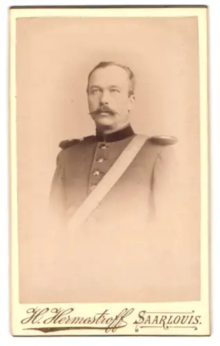 Fotografie H. Hermestroff, Saarlouis, Silberherzstrasse 11, Offizier Aly im Überrock mit Schärpe