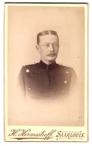 Fotografie H. Hermestroff, Saarlouis, Silberherzstrasse 11, Offizier Kessler im Überrock