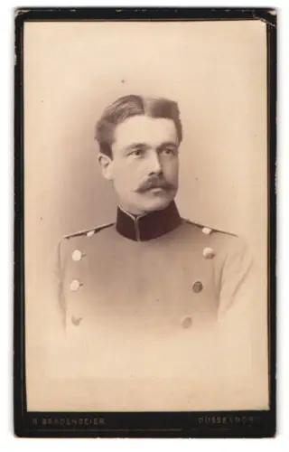 Fotografie Rud. Bradengeier, Düsseldorf, Elberfelderstr. 4, Offizier Keim im Überrock