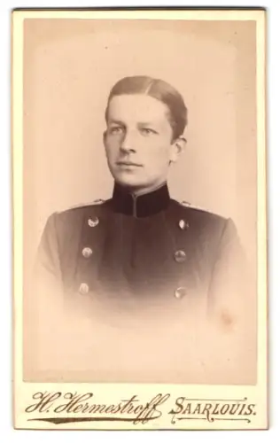 Fotografie H. Hermestroff, Saarlouis, Silberherzstr. 11, Offizier Barnstedt im Uniformrock