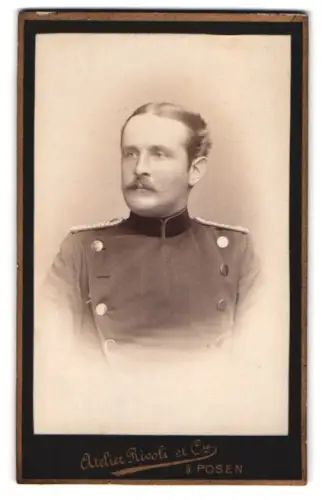 Fotografie Atelier Rivoli et Cie., Posen, Rue Bismarck 11, Offizier Schubert im Überrock