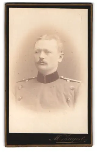 Fotografie Max Ziegert, Saarlouis, gegenüber Hauptwache, Offizier Leuthaus im Überrock