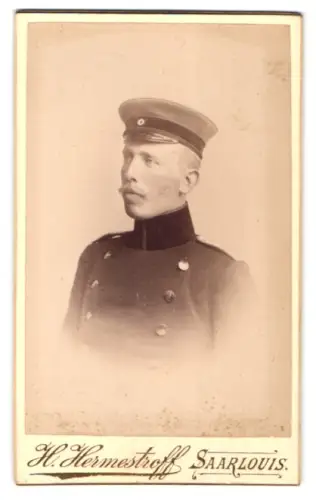 Fotografie H. Hermestroff, Saarlouis, Silberherzstr. 11, Offizier von Griesheim im Überrock mit Schirmmütze