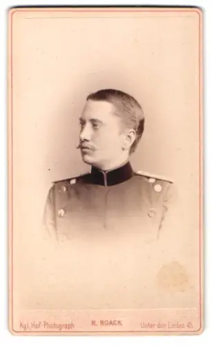 Fotografie H. Noack, Berlin, Unter den Linden 45, Offizier Schenck im Überrock