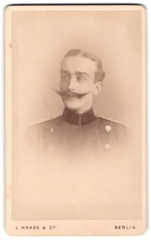 Fotografie L. Haase & Co., Berlin, Unter den Linden 62/63, Seconde-Lieutenant Crüger im Überrock