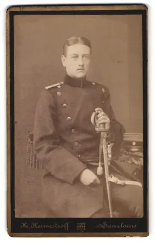 Fotografie H. Hermestroff, Saarlouis, Silberherzstrasse 11, Offizier Dietrich im Überrock mit Schirmmütze und Säbel