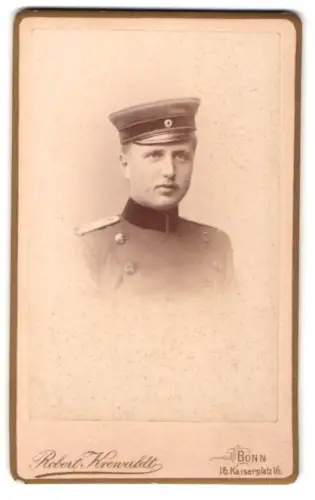 Fotografie Robert Krewaldt, Bonn, Kaiserplatz 16, Leutnant Dontrelepont im Überrock mit Schirmmütze
