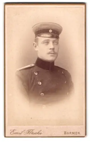 Fotografie Emil Flasche, Barmen, Heckinghauser-Str. 25, Leutnant Bunge im Uniformrock mit Schirmmütze