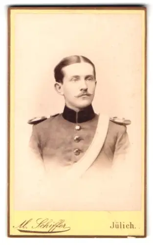 Fotografie M. Schiffer, Jülich, Grosse Roer Strasse 29a, Offizier Schröder in Uniform mit Schärpe