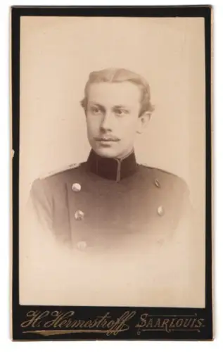 Fotografie H. Hermestroff, Saarlouis, Silberherzstr. 11, Offizier Brehmer im Uniformrock