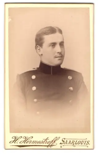 Fotografie H. Hermestroff, Saarlouis, Silberherzstr. 11, Offizier Kaulhausen im Überrock