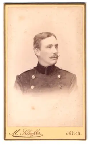 Fotografie M. Schiffer, Jülich, Grosse Roer Strasse 29a, Offizier Bennecke im Uniformrock