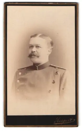 Fotografie Ziegert, Saarlouis, gegenüber Hauptwache, Offizier Müllerskowski im Überrock