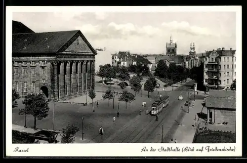 AK Kassel, Strassenbahn an der Stadthalle, Blick zur Friedenskirche