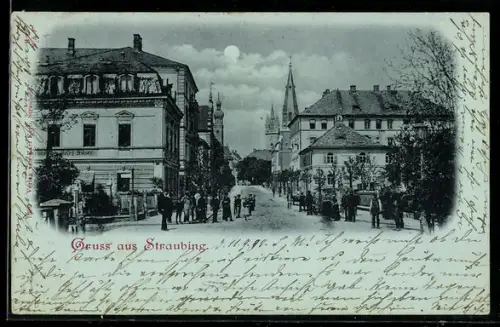 Mondschein-AK Straubing, Strassenansicht mit Kirche und Passanten