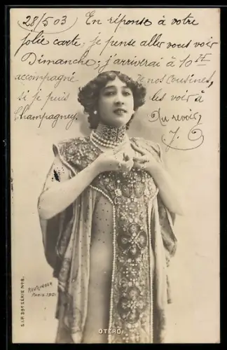 Foto-AK Atelier Reutlinger, Paris: Spanische Tänzerin und Sängerin Otero in wertvollem Kleid mit Perlenkette