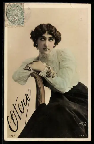 Foto-AK Atelier Reutlinger, Paris, Schauspielerin Otero auf Stuhllehne gestützt