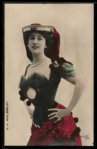 Foto-AK Atelier Reutlinger, Paris: Spanische Tänzerin und Sängerin Otero in Kleid mit Perlenhalskette
