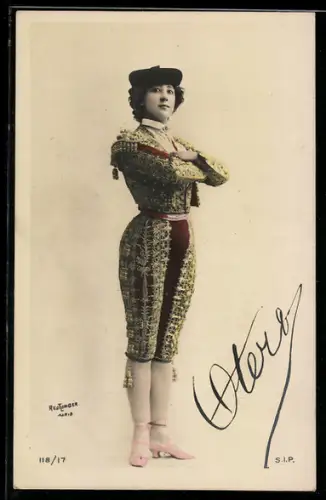 Foto-AK Atelier Reutlinger, Paris, Schauspielerin Otero in Uniform mit Mütze verschränkt die Arme vor der Brust