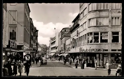 AK Kaiserslautern, Marktstrasse mit Geschäften und Passanten