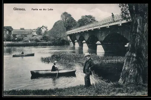 AK Giessen, Partie an der Lahn, Brücke, Ruderboote