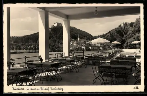 AK Riedenburg /Oberpfalz, Jurahotel, Terrasse mit Blick auf Burg u. Ort