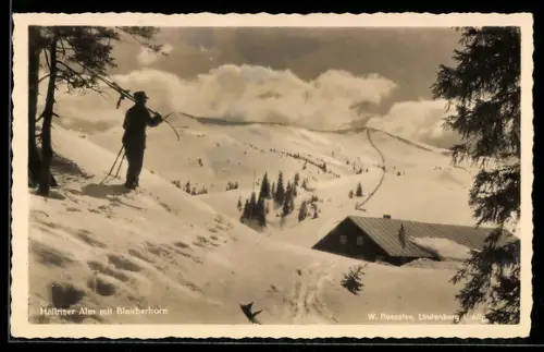 AK Lindenberg /Allgäu, Hällritzer Alm, Blaicherhorn, Winterlandschaft mit Skifahrer, Gebäude