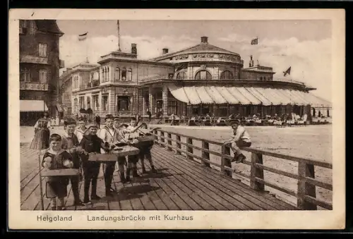 AK Helgoland, Landungsbrücke, Kurhaus, Kinder mit Bauchläden