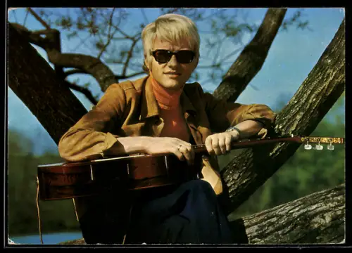 AK Musiker Heino mit Gitarre in Baum sitzend