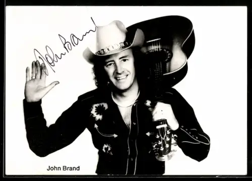 AK Musiker John Brand mit Gitarre über der Schulter