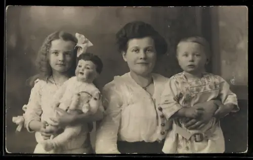 Foto-AK Mutter mit ihren zwei Kindern und einer Puppe