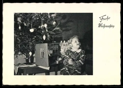 AK Mädchen mit Puppenstube vor dem Weihnachtsbaum