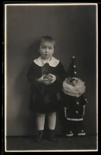 Foto-AK Kind mit Clown-Puppe und Ball