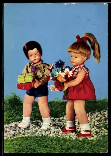 AK Käthe Kruse-Puppen mit Geschenken und Blumenstrauss