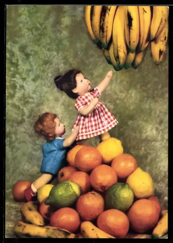 AK Käthe Kruse-Puppen greifen nach Bananen