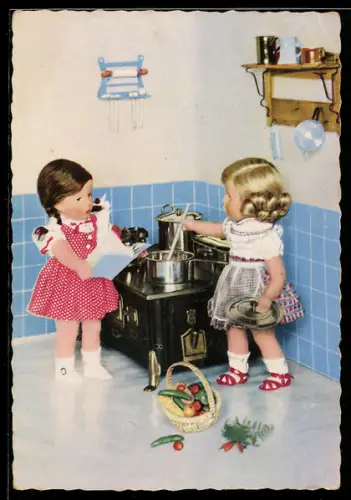 AK Zwei Käthe Kruse-Puppen kochen zusammen in der Küche
