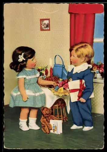 AK Käthe Kruse-Puppen mit Geschenken und Teddy in einem Zimmer