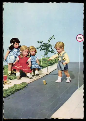 AK Käthe Kruse-Puppen beobachten einen Jungen auf der Spielstrasse