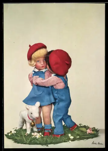 AK Kinder mit roten Kappen umarmen sich, Käthe Kruse-Puppe