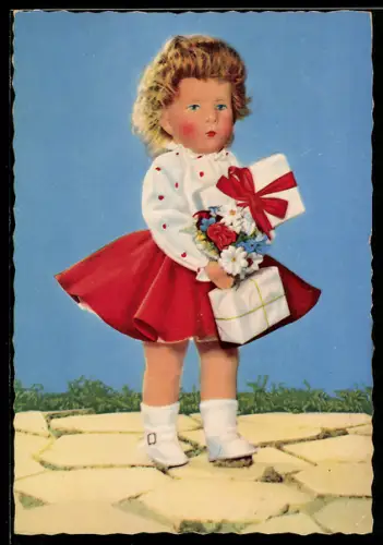 AK Käthe Kruse-Puppe mit Geschenken und Blumenstrauss