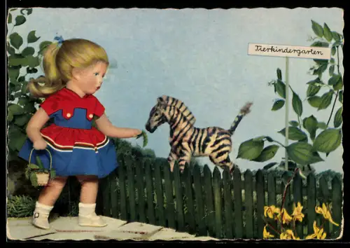 AK Käthe Kruse-Puppe mit blondem Zopf und Kleid füttert ein Zebra