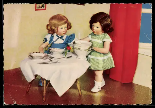 AK Käthe Kruse-Puppen in Kleidern servieren das Mittagessen