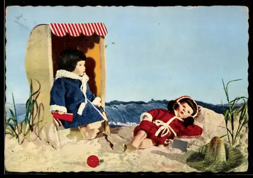 AK Käthe Kruse-Puppen am Strand mit Strandkorb und im Sand liegend