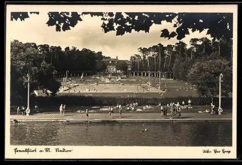AK Frankfurt-Niederrad, Stadion mit Badegästen, Ansicht vom Wasser