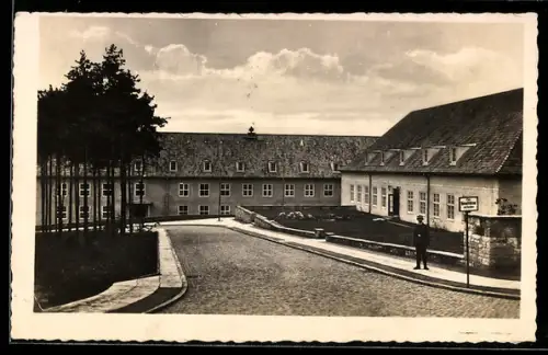 AK Dresden-Neustadt, Kasernenanlage mit Hauptgebäude und Vorplatz
