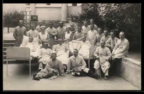 Foto-AK Blankenburg a. Harz, Verwundete und Pflegepersonal im Kriegslazarett 1918