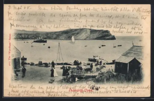 AK Lulworth Cove, Bucht mit Booten und Menschen am Ufer
