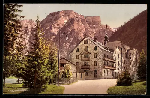 AK Pragsertal, Hotel Pragser Wildsee e montagne sullo sfondo