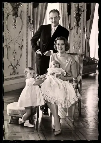 AK Schauspielerin Grace Kelly und Fürst Rainier III. von Monaco mit Prinzessin Caroline