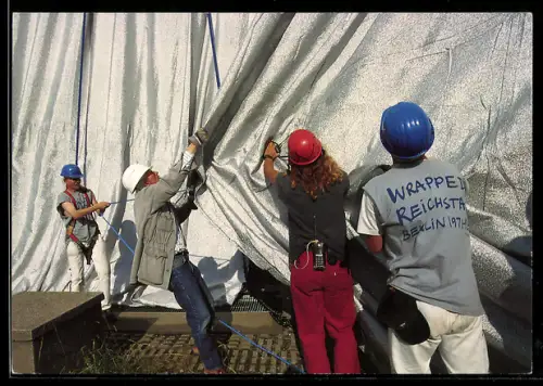 AK Berlin-Tiergarten, Christo zieht silbernen Stoff in die richtige Form am Reichstag